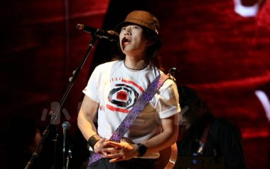 彩虹下面吉他六线谱_赵雷_G调手指指法扫弦节奏版吉他六线谱_吉他弹唱伴奏教程