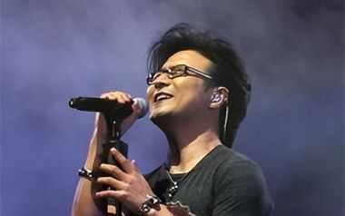飞得更高吉他六线谱_汪峰_G调手指指法扫弦节奏版弹唱伴奏谱_高清六线谱