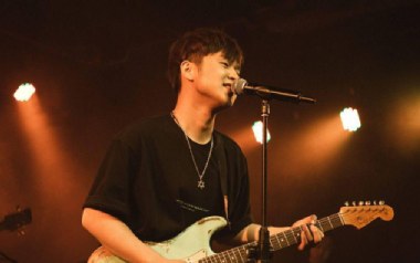 九月底吉他六线谱_余佳运_E调手指指法原版编配弹唱伴奏谱_六线图片谱