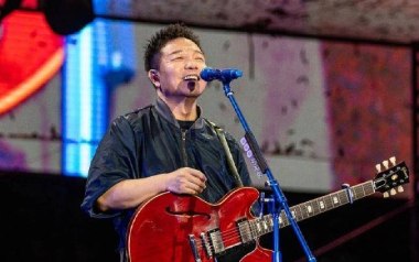 灵岩吉他六线谱_许巍_G调手指指法扫弦节奏版吉他六线谱_吉他弹唱伴奏示范