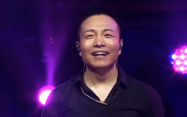 礼物吉他六线谱_许巍_D调按弦原版编配吉他六线谱_吉他弹唱伴奏教程