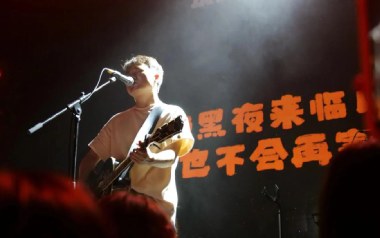 我在太原和谁一起假装悲伤吉他六线谱_贰佰_C调手指指法扫弦节奏版