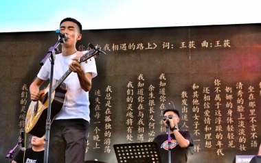 小莉吉他六线谱_王荻_G调手指指法弹唱伴奏谱_六线图片谱