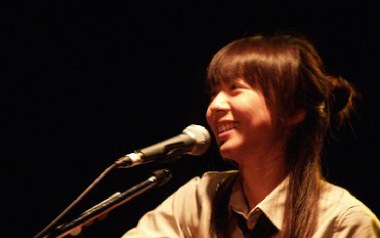 小小校歌吉他六线谱_陈绮贞_C调手指指法简单版弹唱伴奏谱_六线图片谱