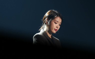 膝盖吉他六线谱_IU_C调手指指法原版编配弹唱伴奏谱_吉他图片谱