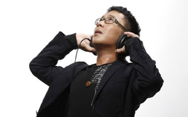 兄弟抱一下吉他六线谱_庞龙_D调手指指法扫弦节奏版_吉他图片谱