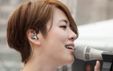 追光者拇指弹拨吉他六线谱_岑宁儿_简单版吉他独奏谱_吉他拇指弹拨教程