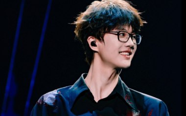 最佳艺人吉他六线谱_许嵩_C调手指指法打板版_吉他图片谱